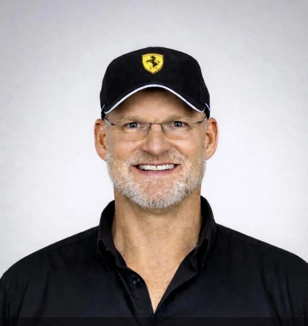 Markus Riebel mit schwarzem Hemd und schwarzer Kappe