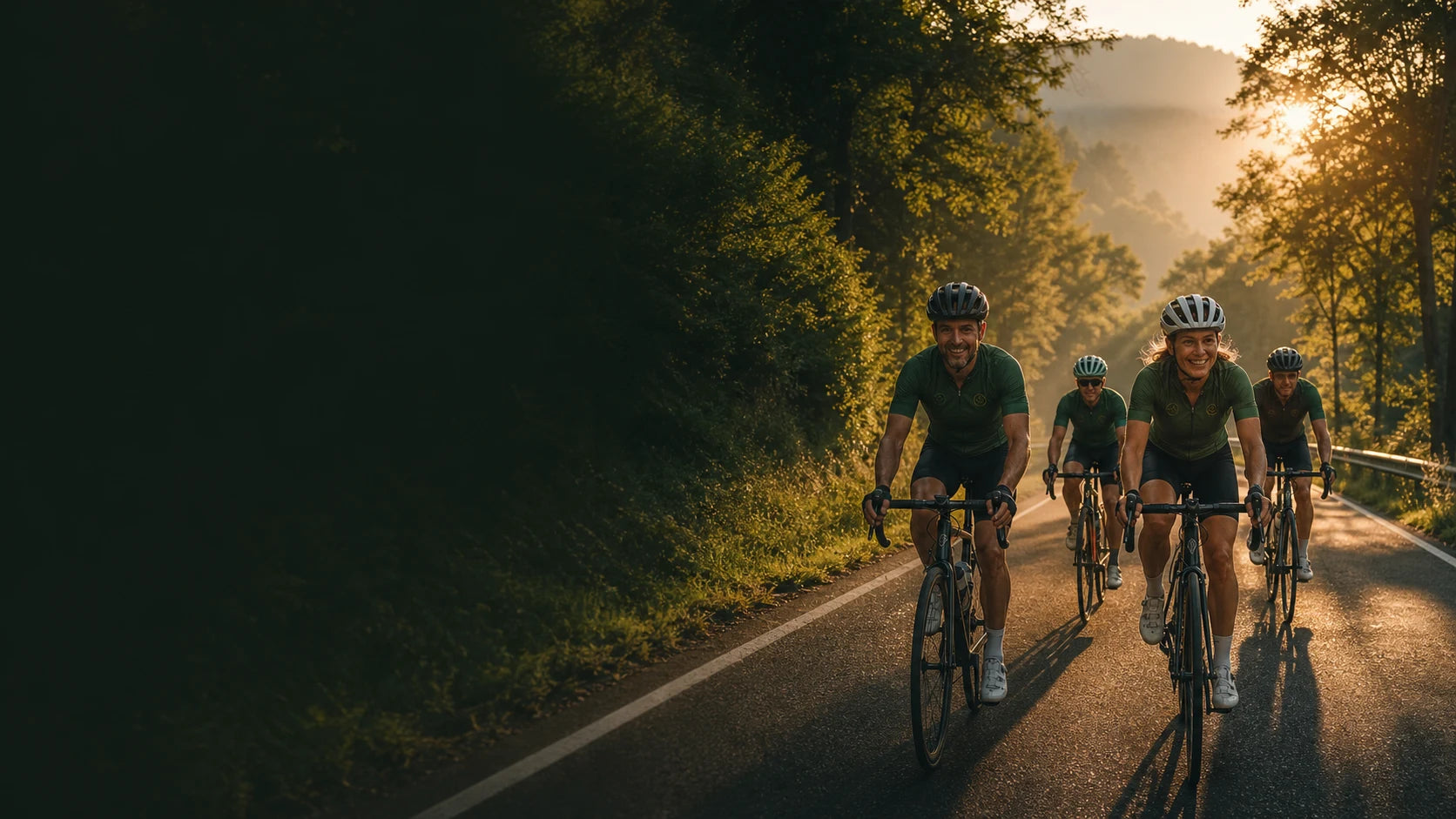 Eine Gruppe von Radfahrerinnen und Radfahrern unterwegs im warmen Morgenlicht